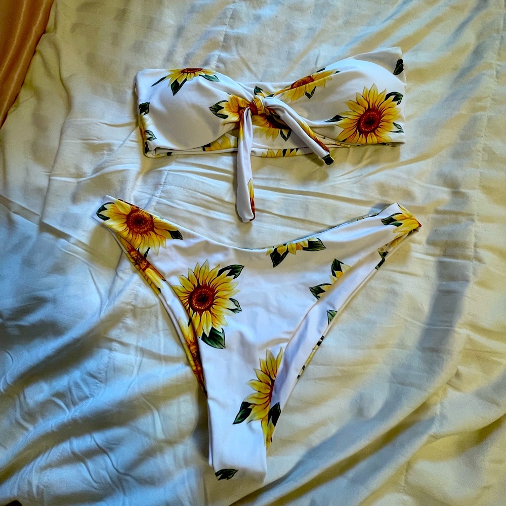 ZAFUL Size M Bikini Top and Bottom Matching Set, Gently Used Like New